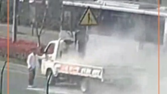 路遇小貨車(chē)火情，兩公交車(chē)司機(jī)取出車(chē)載滅火器相助