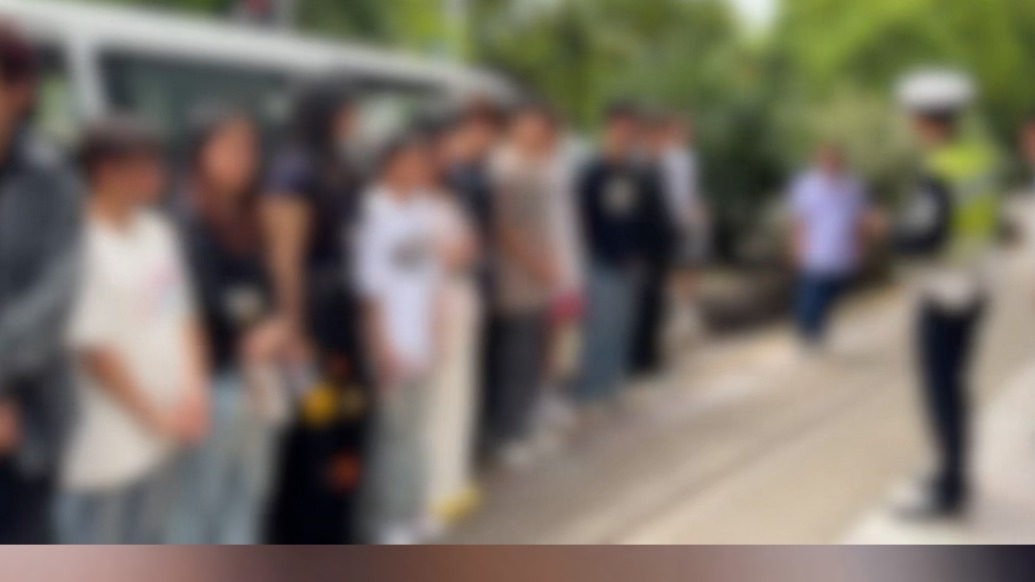 面包车荷载9人实载16人，驾校超载接送学员被查处