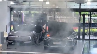 昆山山姆超市內(nèi)一輛奧迪展車(chē)起火，展廳工作人員：外用電源線(xiàn)軟化導(dǎo)致