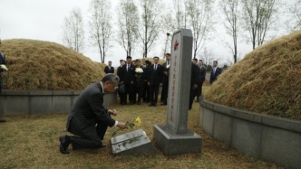 王毅祭掃江東郡中國人民志愿軍烈士陵園