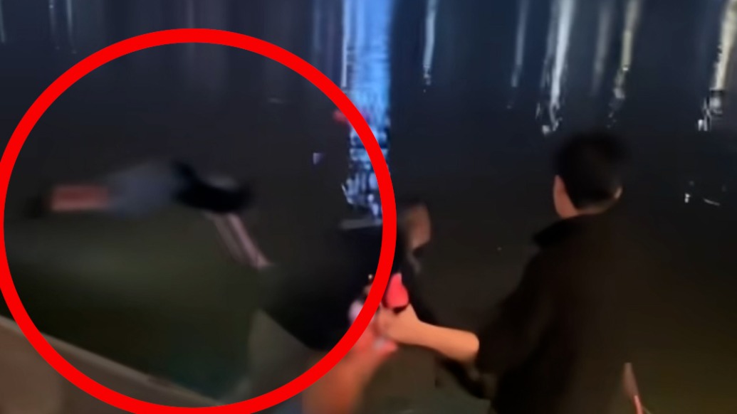女子落水众人伸援手：热心大哥扔出救生圈，摩洛哥留学生跳水救起