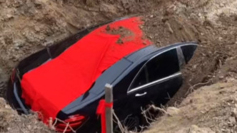 媒体：用奔驰车陪葬事件当事人向公众致歉，称车已挖出