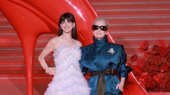 梅姨海瑟薇“雙女王”20年后滬上同框：有些感動(dòng)比電影更動(dòng)人