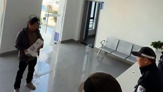 村民挖土豆时挖到炮弹，一路抱到派出所