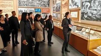 “銘記歷史，推進和平”，周邊國家駐華外交官在抗戰(zhàn)館赴“和平之約”