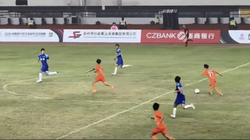 19岁小将50米超远吊射破门，复刻贝克汉姆经典"世界波"