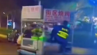 廣西南寧西鄉(xiāng)塘通報(bào)“城管爬上攤販三輪車被帶行兩三百米”