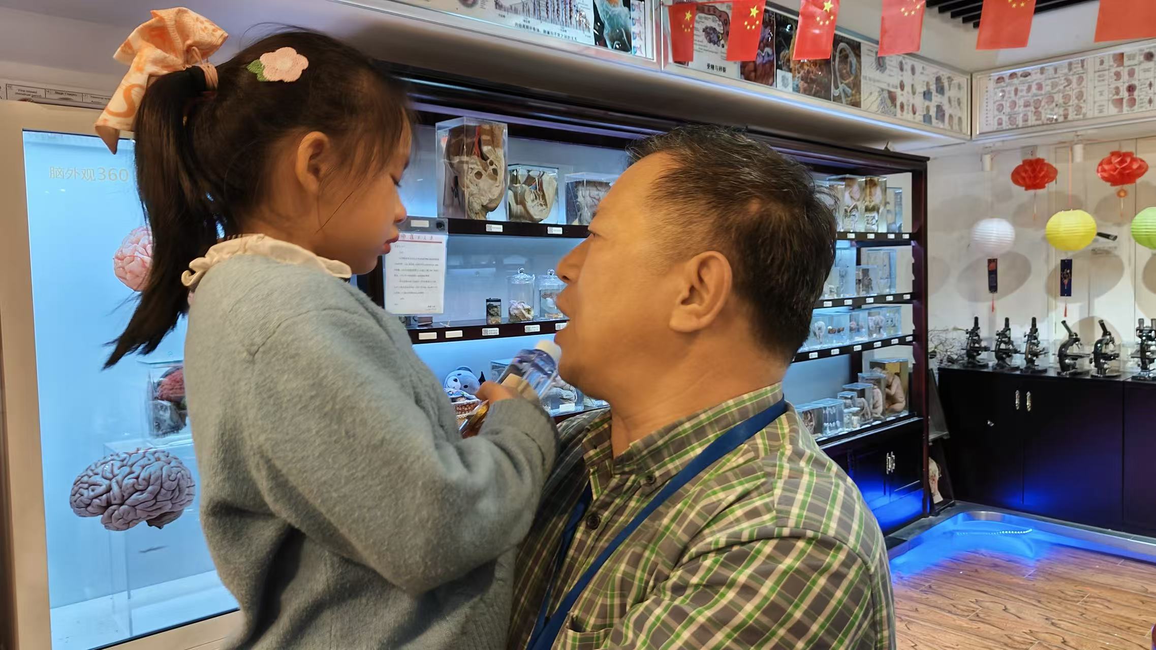 4月3日，复旦大学人体科学馆，馆长周国民安慰小满。