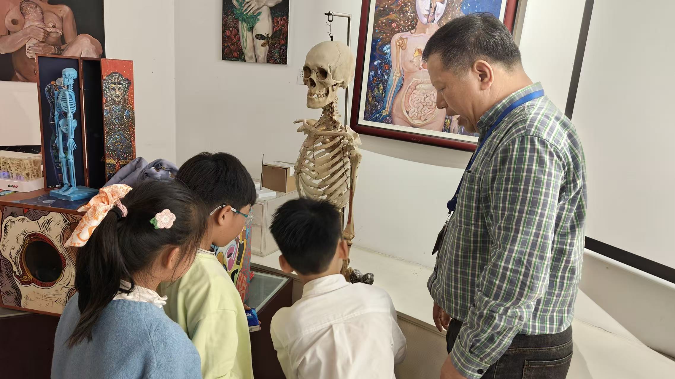 周国民为小朋友讲解。