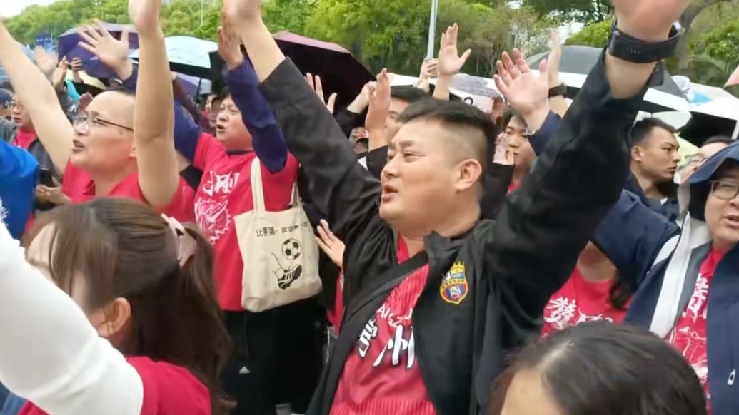 2026“蘇超”開幕：常州主場迎戰(zhàn)南通，沒搶到票的球迷場外為兩隊加油