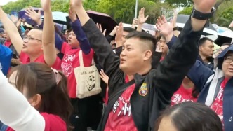 2026“蘇超”開(kāi)幕：常州主場(chǎng)迎戰(zhàn)南通，沒(méi)搶到票的球迷場(chǎng)外為兩隊(duì)加油