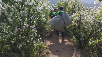 馬上看丨秦嶺踏青熱度攀升，西安子午峪鳳凰嶺山間垃圾遍地
