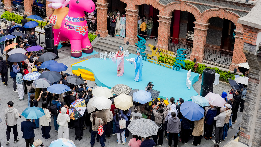 春雨难挡热情，钱惠丽王珮瑜唱响老弄堂