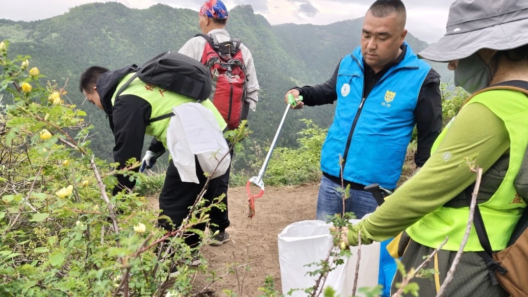 澎湃回声｜《马上看》关注西安子午峪凤凰岭山间垃圾乱象，子午街道回应