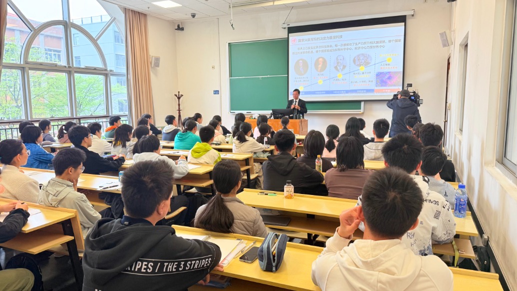 高一学生“解锁”大学课程，上海周末先修学堂正式开讲