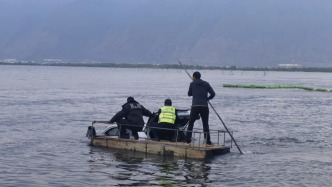 云南大理一車輛不慎墜入洱海，警方：司機(jī)已獲救