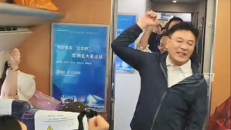 荆州市长率球迷团“出征”黄石，走进球迷车厢高呼“荆州必胜”