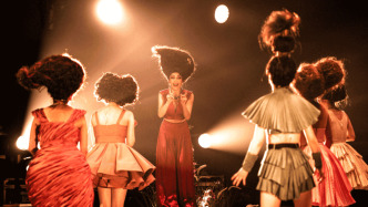 夠燃、夠時髦，2400年前古希臘喜劇“活”在今天的舞臺上