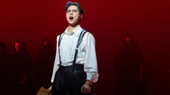 阿云嘎人民日?qǐng)?bào)撰文：音樂(lè)劇，需從“人帶戲”到“戲捧人”