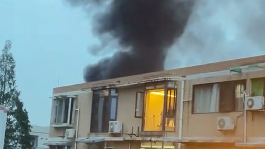 四川成都一小学发生火灾，成都消防：杂物间体育器材起火，无伤亡