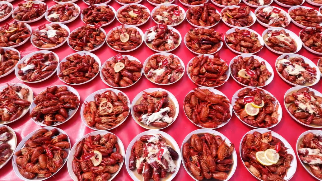 潜江10吨小龙虾宴请全国马拉松跑友，现场歌声与笑声交织