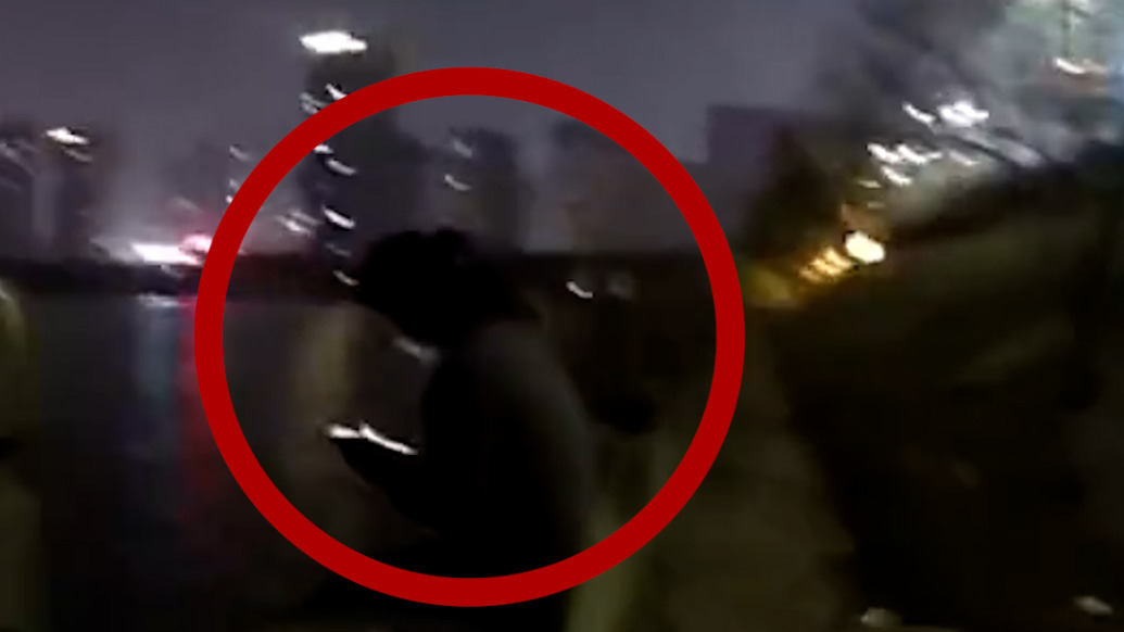 女子因家庭瑣事欲要跳橋，朋友報警求助輔警一把拽回