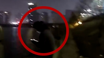 女子因家庭瑣事欲要跳橋，朋友報(bào)警求助輔警一把拽回