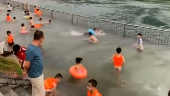  “河邊圍欄泳池”被贊便民，廣西天峨縣文旅局：圍欄已改建成玻璃棧道