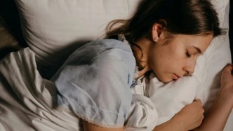 這個(gè)被罵慘了的睡眠習(xí)慣，竟有意想不到的好處？