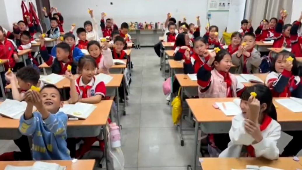 教课文《画杨桃》，小学老师自掏腰包买杨桃请大家观察品尝：把课本知识变真实体验