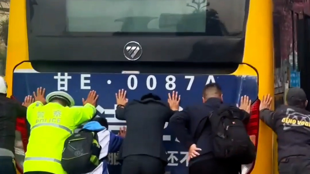 暖心“推车天团”上线！交警、学生、路人合力将故障公交车推至安全区域