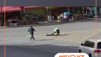 這一次換我們守護你！交警執(zhí)勤時突然暈倒，路過市民伸援手