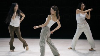 舞蹈劇場(chǎng)《痕》：“你們的膝蓋疼嗎”