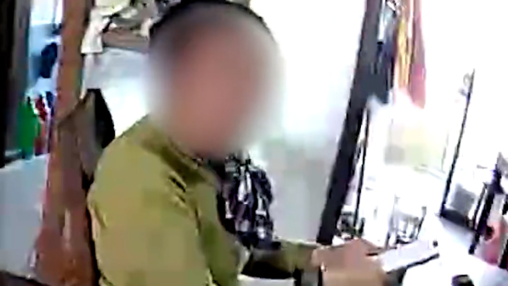 南京女警一路狂奔，切断诈骗分子远程控制保住老人155万元