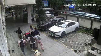 重慶一老人公交車上犯眩暈癥，同車護(hù)士緊急救助并送醫(yī)