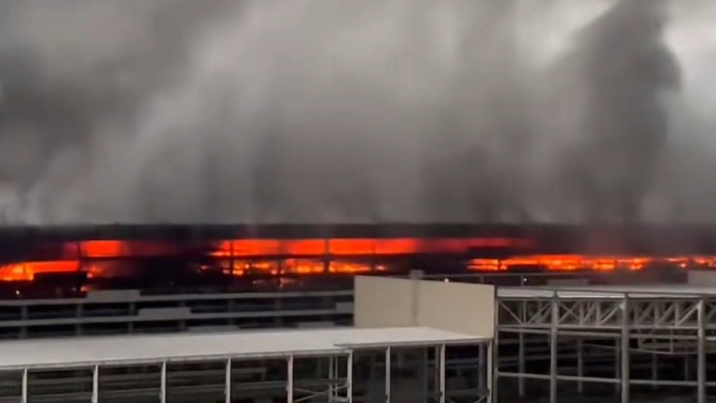 比亚迪回应坪山园区车库火情：为试验及报废车辆专用停放区，火势已扑灭，无人员伤亡