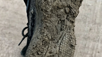 民警逆行救火，控制火情后才發(fā)覺鞋子被燒焦熔化