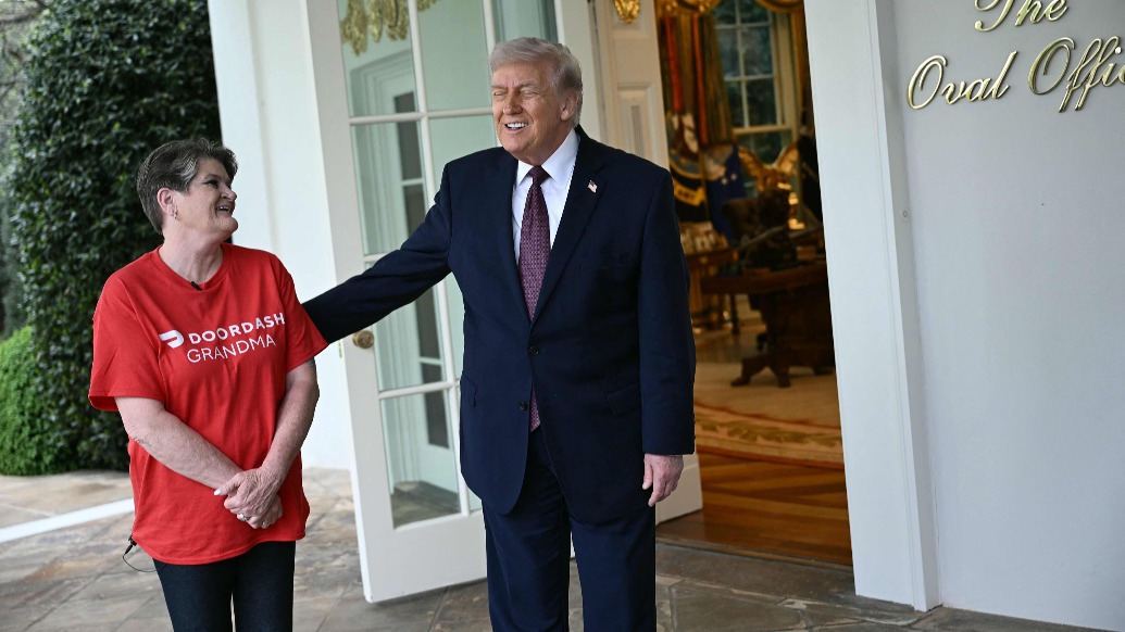 “这不像是摆拍吧?”特朗普在白宫摆拍收外卖与外卖员尬聊