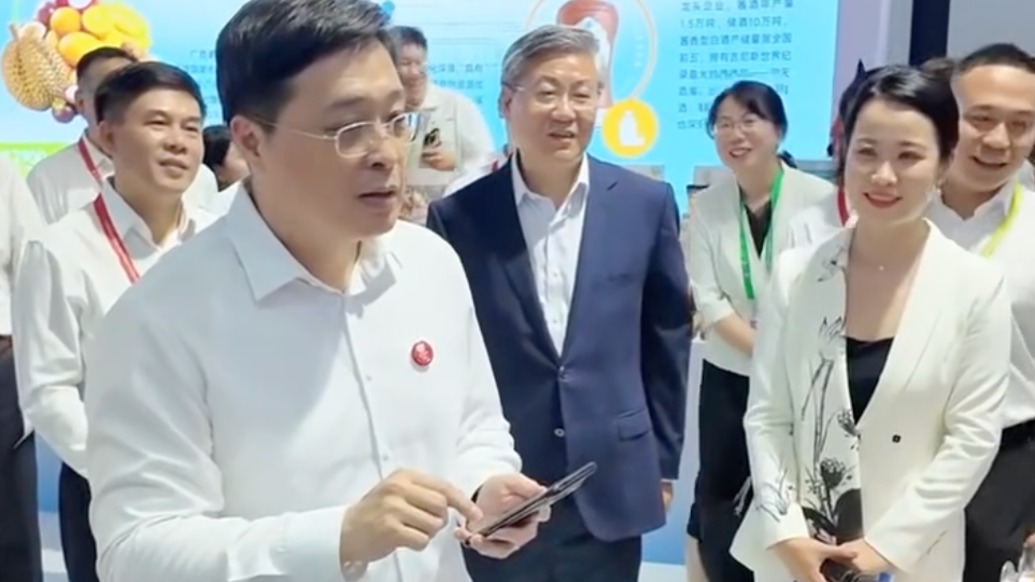 “给我爱人买的”，消博会现场广西壮族自治区主席韦韬扫码买壮锦包