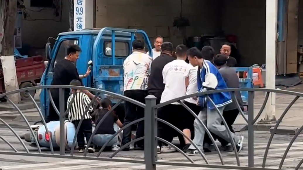 女孩被卷入车底，多名市民跑着来抬车施救