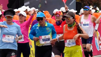“心中有光，腳下便有路！”在志愿者陪跑下，盲人跑者完賽半馬