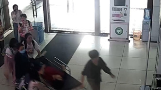 聽到一聲呼救，五名護(hù)士在公交上緊急救助眩暈癥乘客