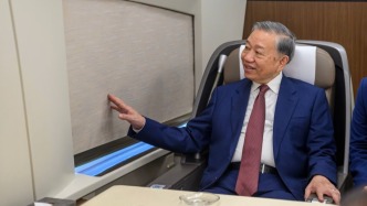 越共中央总书记、国家主席苏林乘高铁赴雄安新区参访