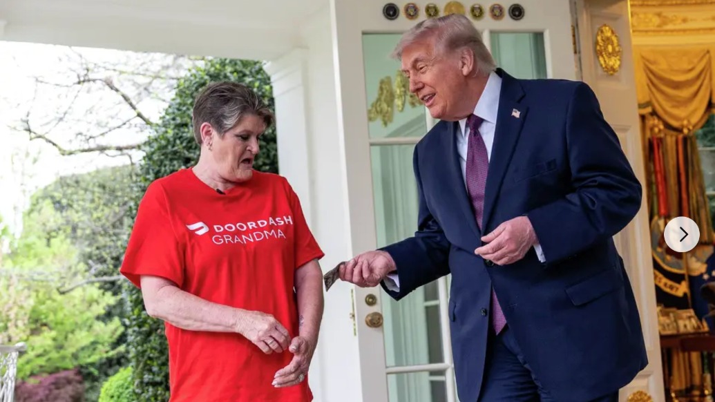 特朗普在白宫摆拍点外卖，记者提醒后送出100美元小费
