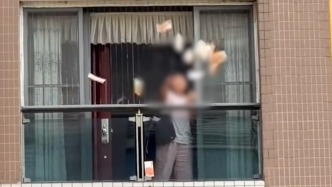 广东汕头住户楼上撒港币引路人争相捡拾，物业：警方已介入
