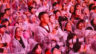 外賣騎手為一首歌放慢了腳步，也收到偶像的演唱會(huì)邀請(qǐng)與鼓勵(lì)