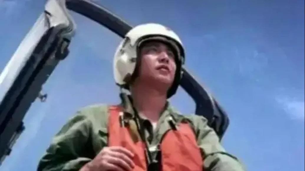 历史上的今天｜2001年4月16日，王伟同志被授予“海空卫士”荣誉称号