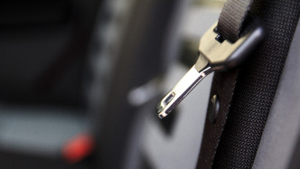 网约车追尾高速货车致乘客受伤，后排5人未系安全带被判自担10%责任