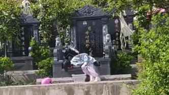 外公外婆相隔半年先后離世，小女孩太想念老人睡墓碑旁不愿走