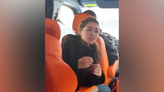 視頻丨新疆導(dǎo)游為臺(tái)灣游客介紹天山勝利隧道：天山那頭有人民